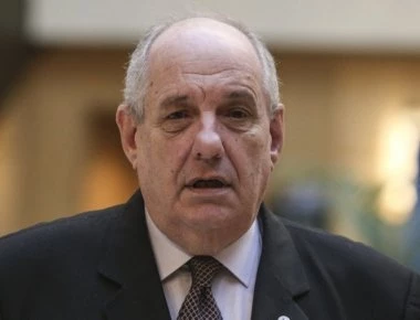 Τρόμος στον αέρα για τον Τέρενς Κουίκ - Βλάβη στον κινητήρα στην πτήση του προς Καζακστάν